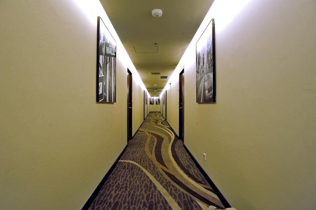 Midtown Hotel Surabaya Exteriör bild
