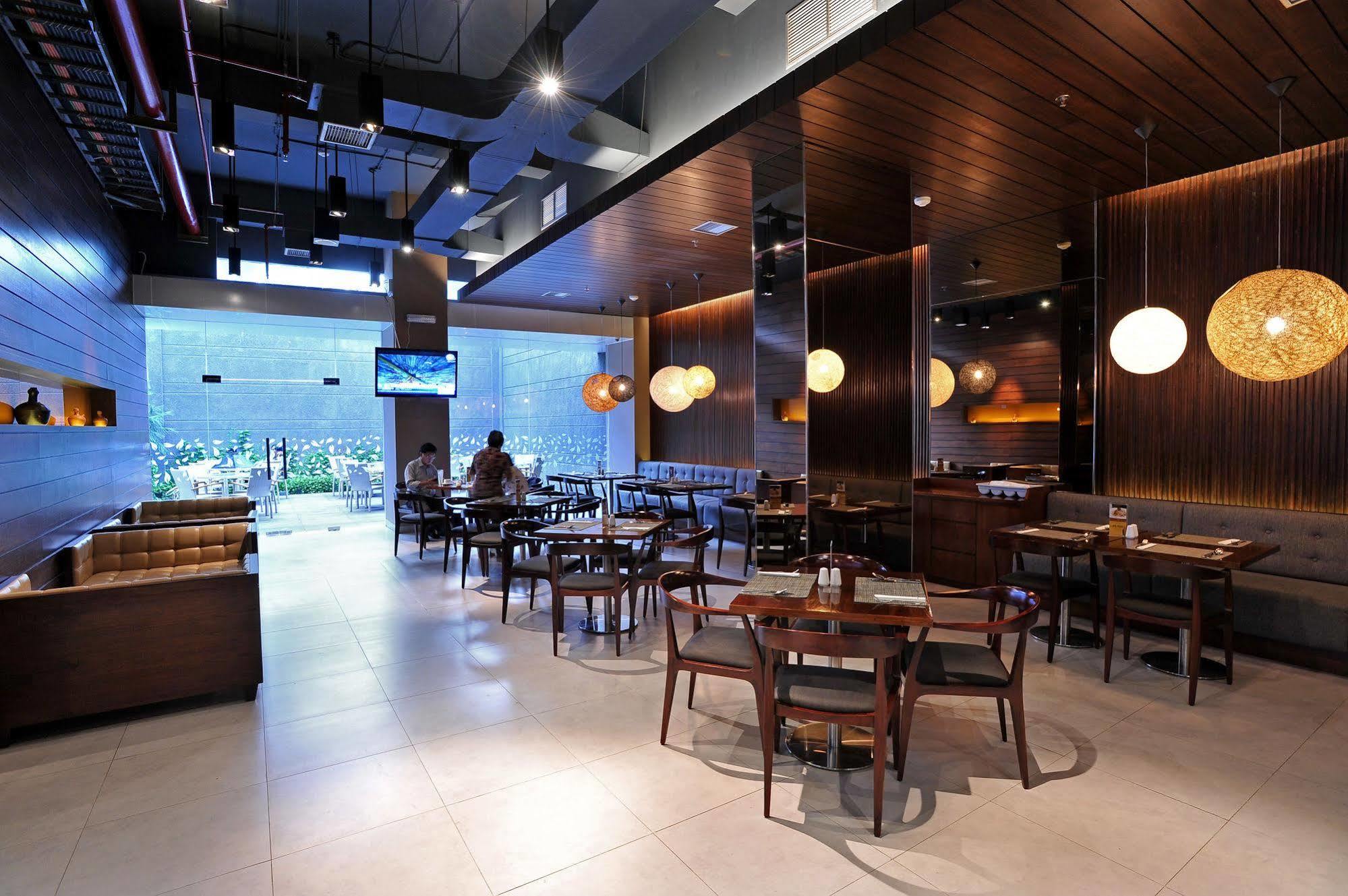 Midtown Hotel Surabaya Exteriör bild