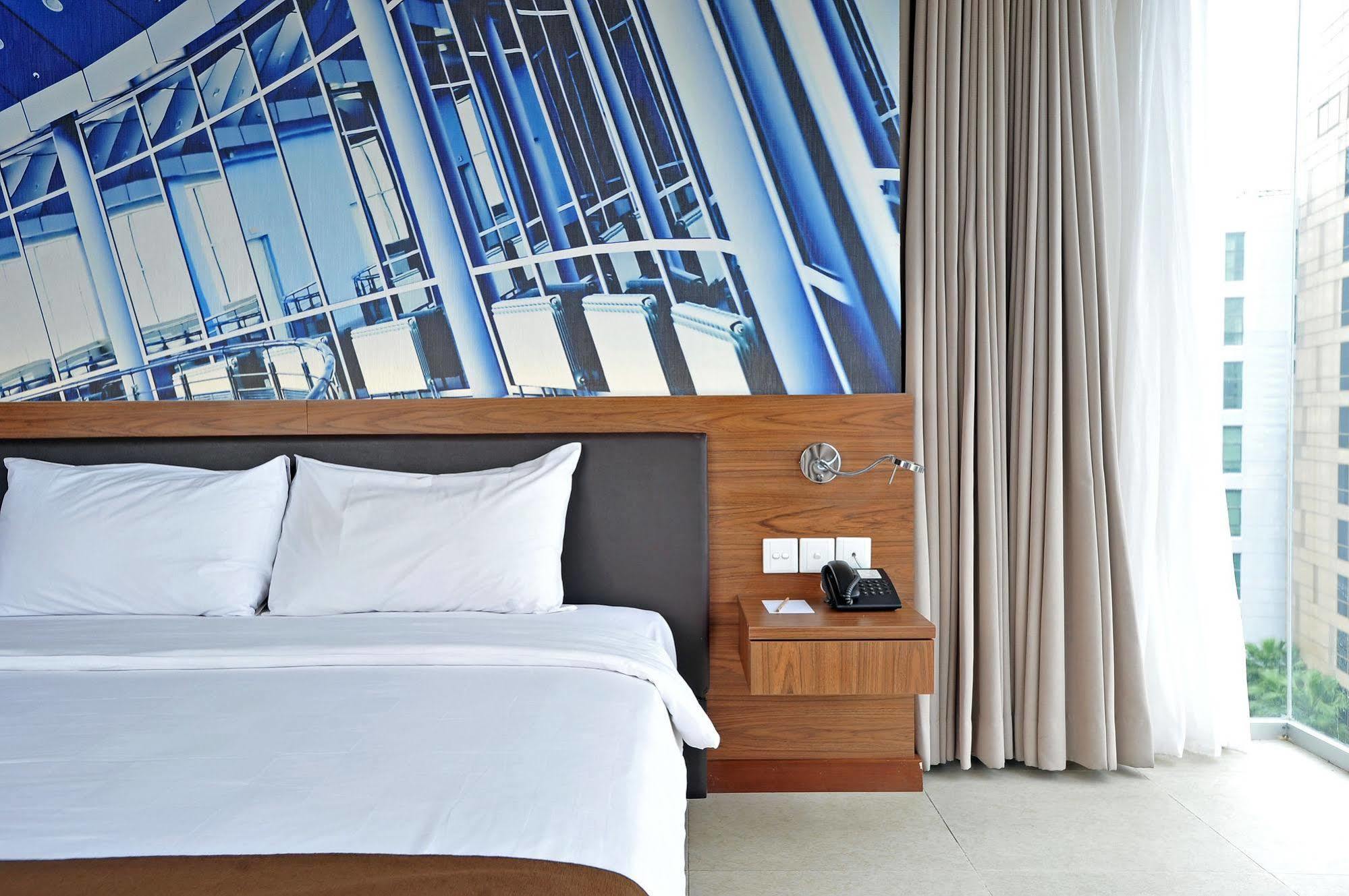 Midtown Hotel Surabaya Exteriör bild