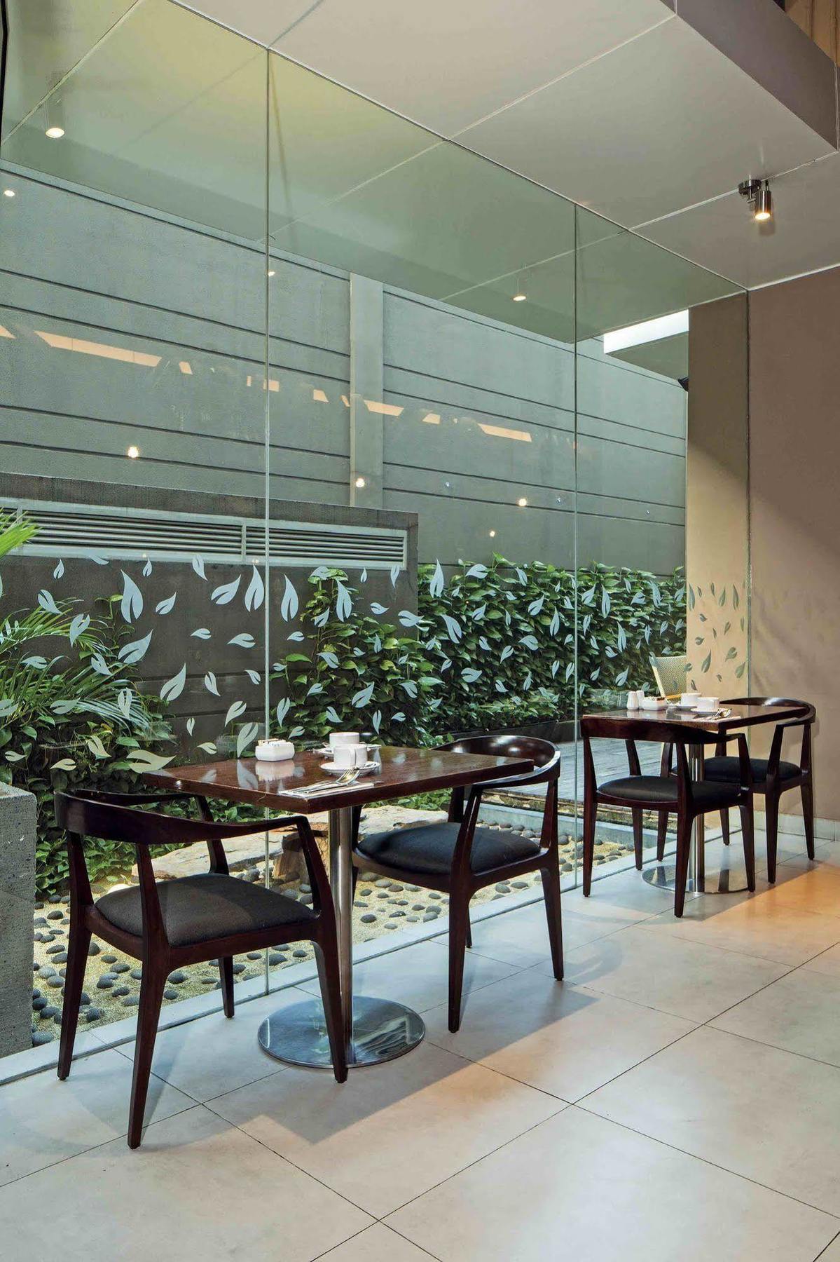 Midtown Hotel Surabaya Exteriör bild